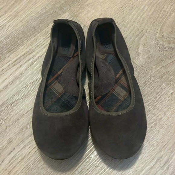 BORN Brown Suede Ballet Flats (6) - Picture 1 of 5